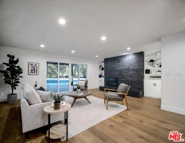 Building Photo - 4732 Del Moreno Dr