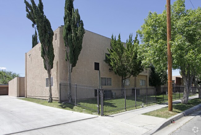 Building Photo - 38563 Larkin Ave