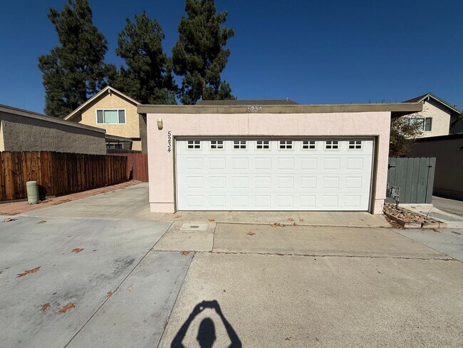 Building Photo - Gorgeous and Upgraded 4 Bed, 2.5 Bath Two-...