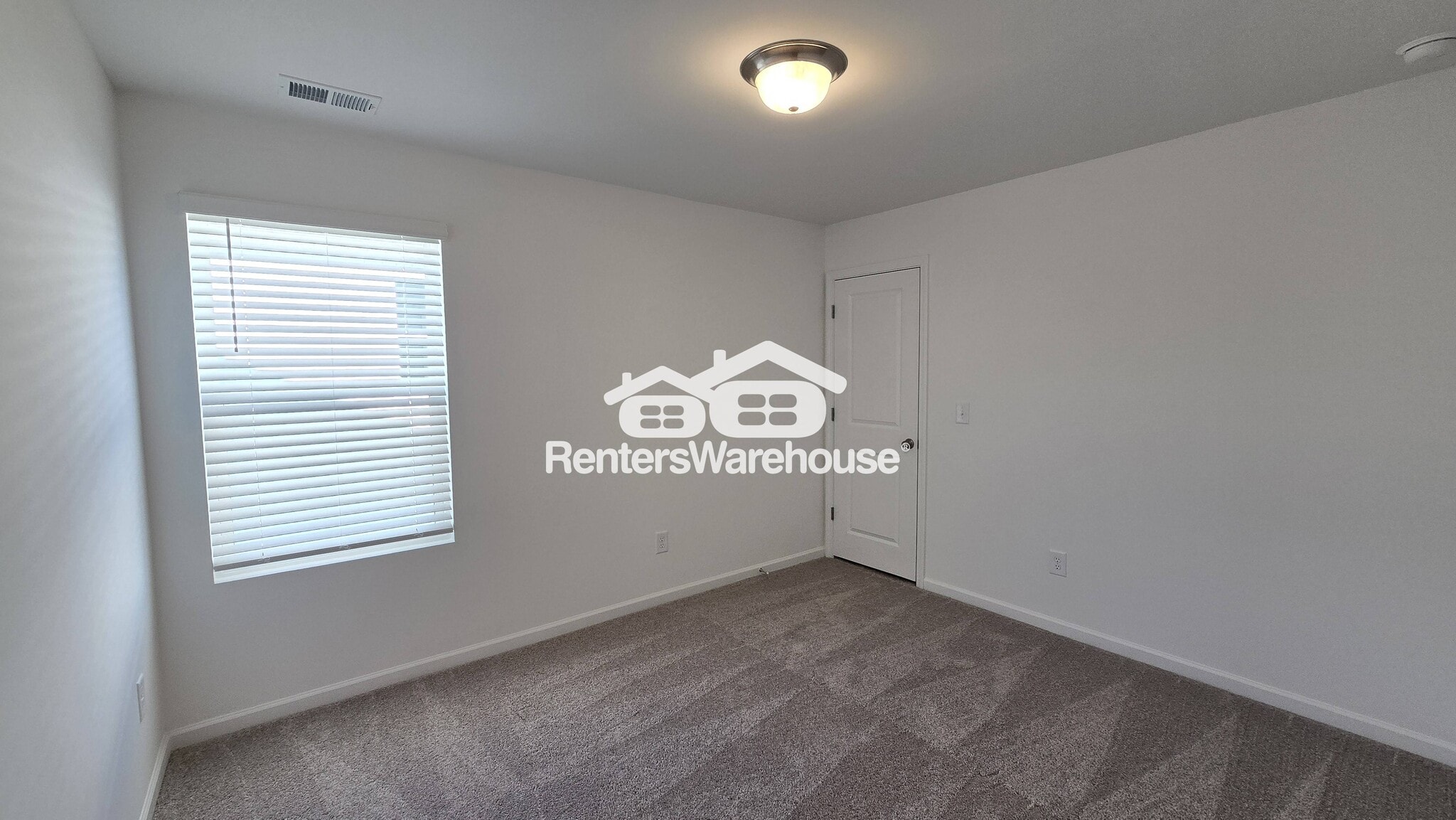 Building Photo - 2133 Boxwood Cir