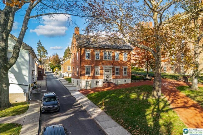 Building Photo - 426 Heckewelder Pl