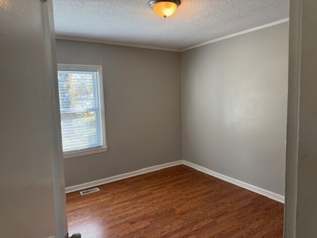 Building Photo - 2 bedroom home with garage available now!