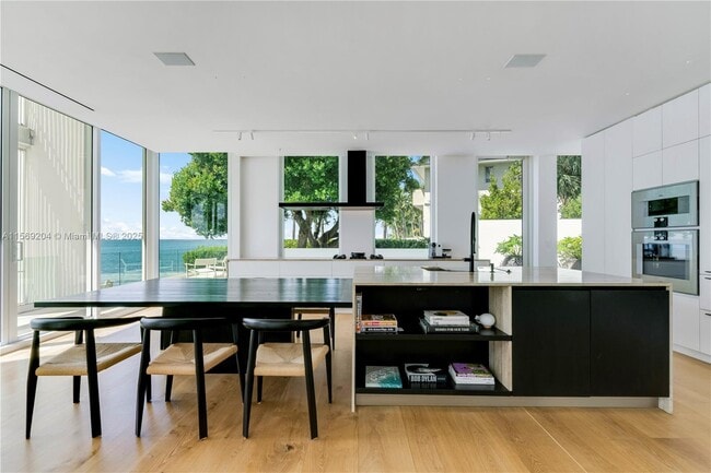 Building Photo - 440 S Mashta Dr