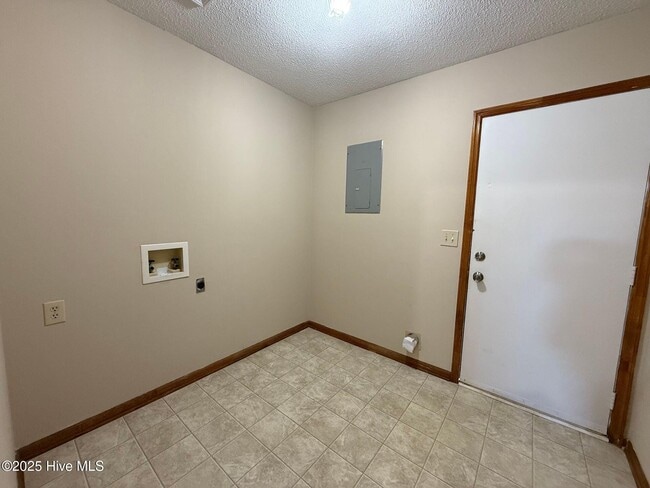 Building Photo - 102 Pete Jones Dr