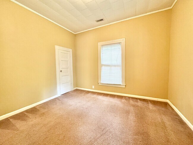 Building Photo - 2 Bedroom in College Hill Convenient to UN...
