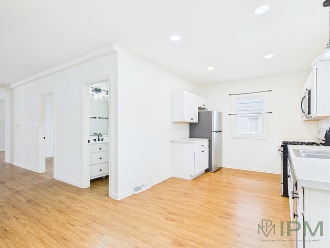 Building Photo - Charming 2 Bedroom Located in Central School District Available Now