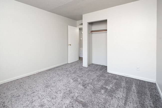 Building Photo - Spacious, affordable two bedroom townhouse just minutes from shopping and dining in Gastonia!