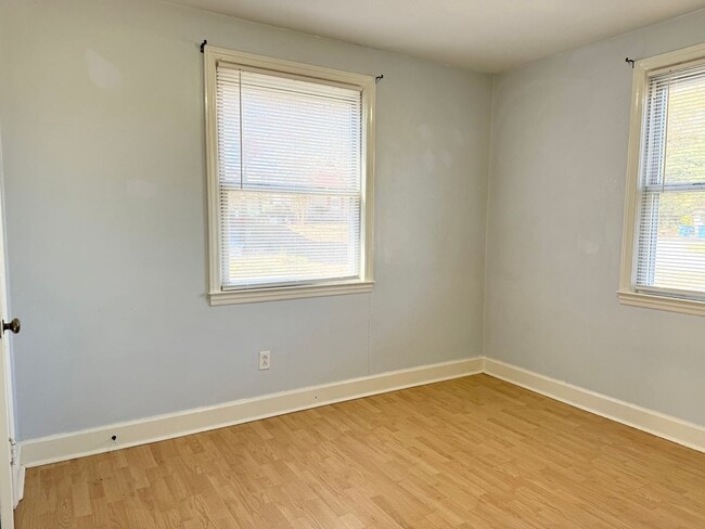 Building Photo - Charming 2 Bedroom Home With Spacious Yard!