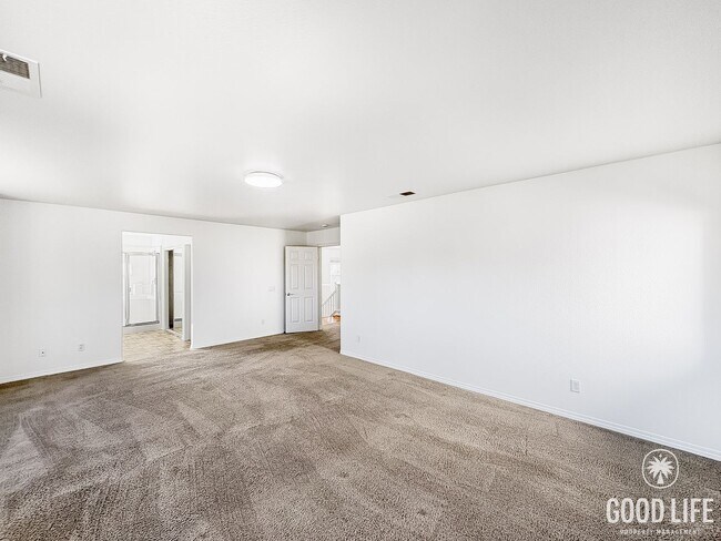 Building Photo - Stylish 4B/3BA Home with Upgraded Kitchen ...