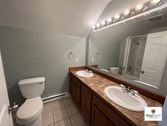 Building Photo - 6 bed 2 bath Single Family Home