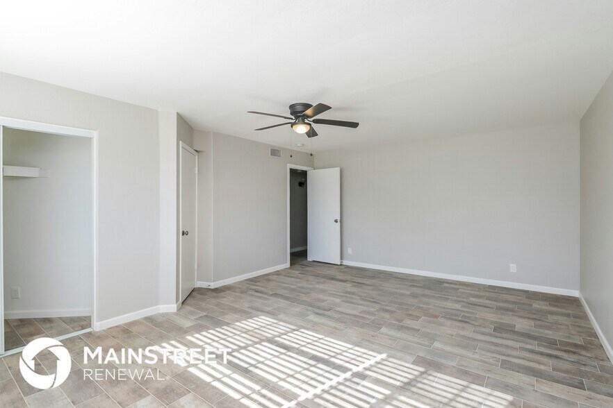 Building Photo - 8902 W Vernon Ave