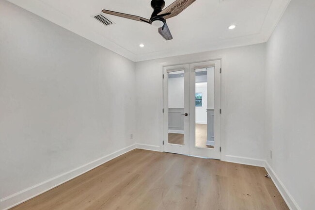 Building Photo - 400 Venice Dr