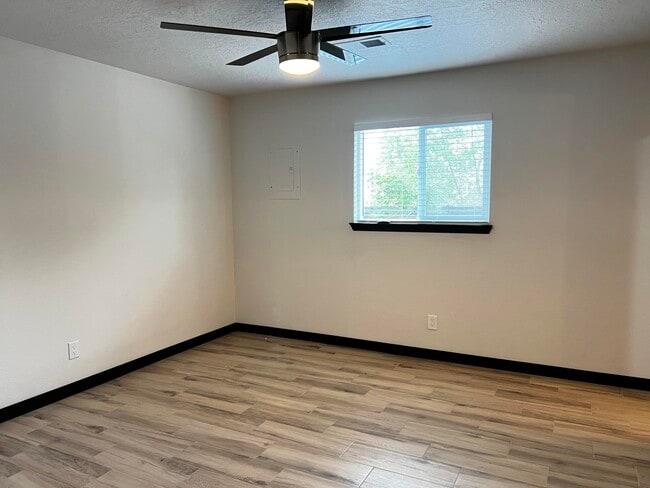 Building Photo - 905 La Charles Dr NE