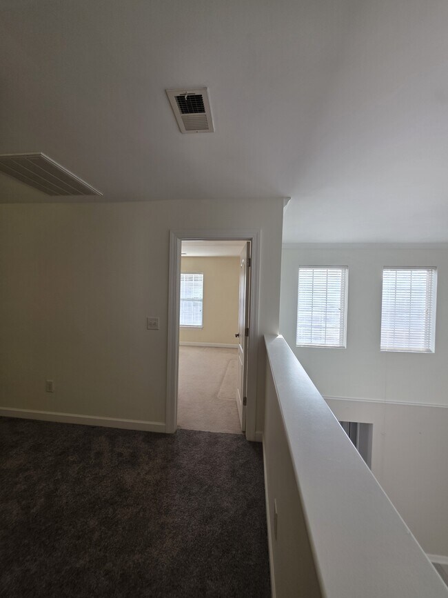 Building Photo - 1041 Fairway Ln