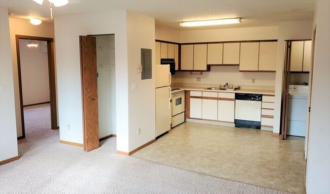 Building Photo - $1,095 | 2 Bedroom, 1 Bathroom 1st Floor C...