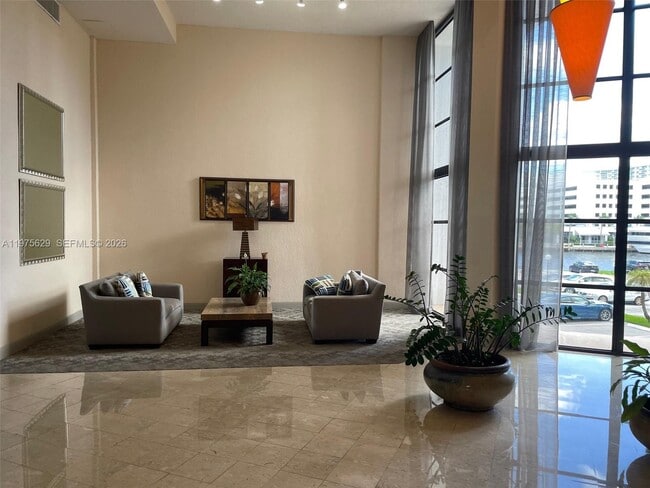 Building Photo - 400 Leslie Dr