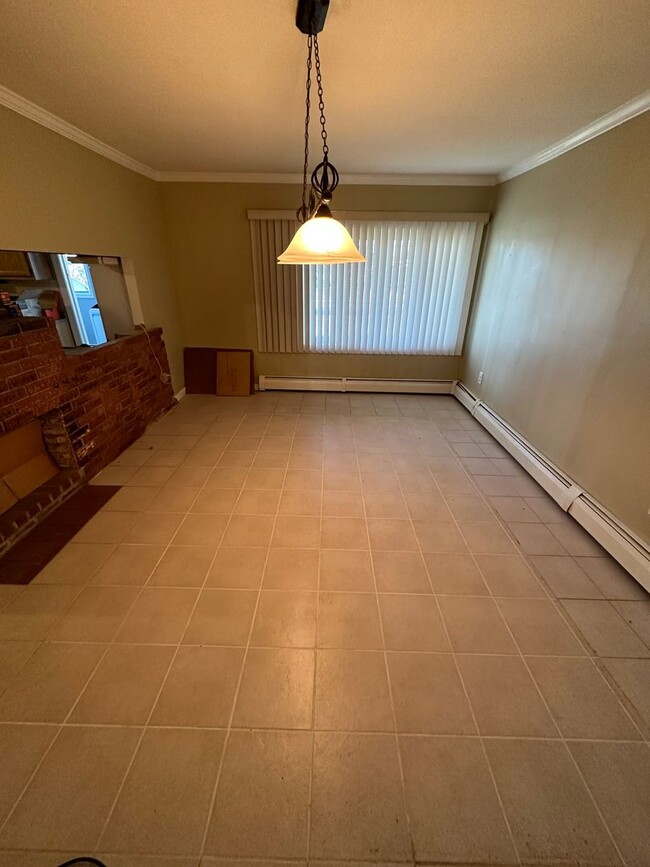 Building Photo - 4 bed 1.5 bath updated rancher new stainle...