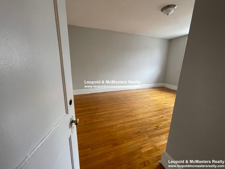 Building Photo - 142 Davis Ave