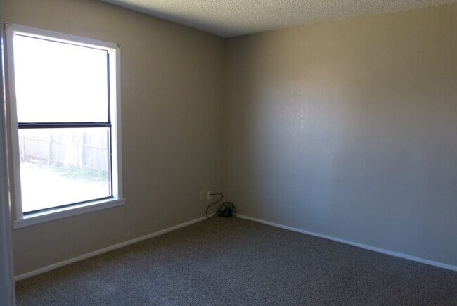 Building Photo - Cute 3 bedroom!
