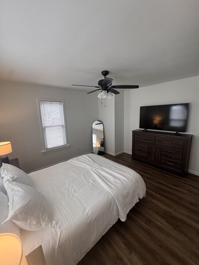 Building Photo - 6559 Hoffman Ave