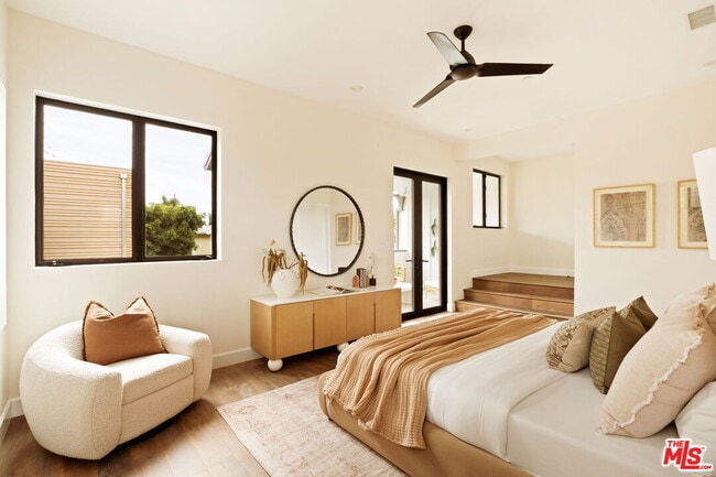 Building Photo - 1023 Superba Ave