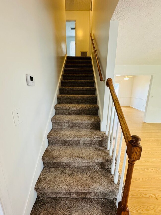 Building Photo - For Lease - 3 Bed, 2 Bath, 1400sqft Home i...