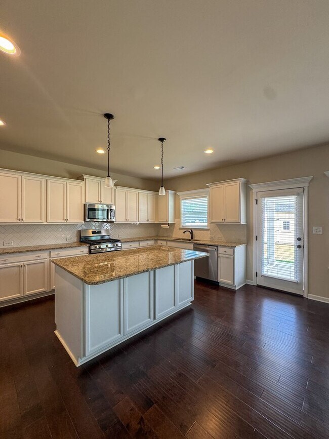 Building Photo - Stunning 5 Bed 4.5 Bath Fayetteville Home with Fenced Yard