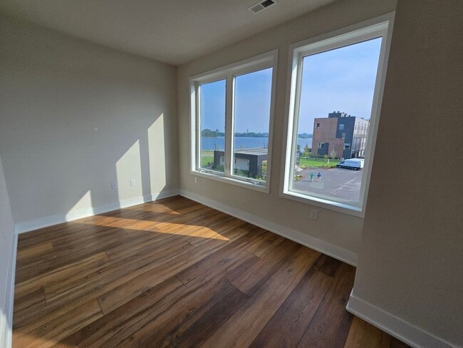 Building Photo - Gorgeous 3BD/2.5BA Waterfront Townhome!