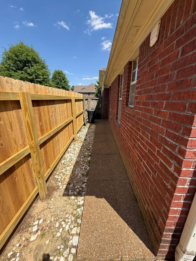 Building Photo - Gated Community - 3 Bedroom 2 Bathroom Cordova Rental Home