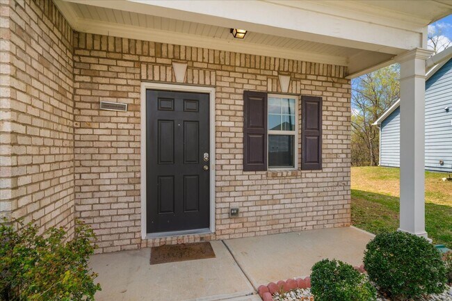 Building Photo - 1407 Red Hill Dr