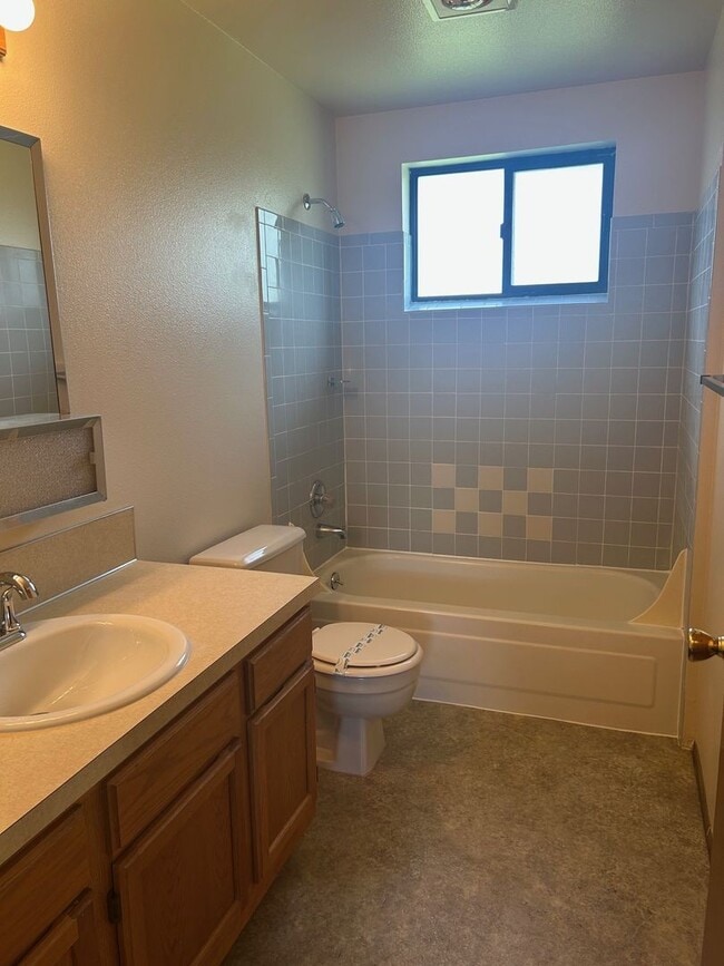 Building Photo - 2 BD Duplex with Garage!
