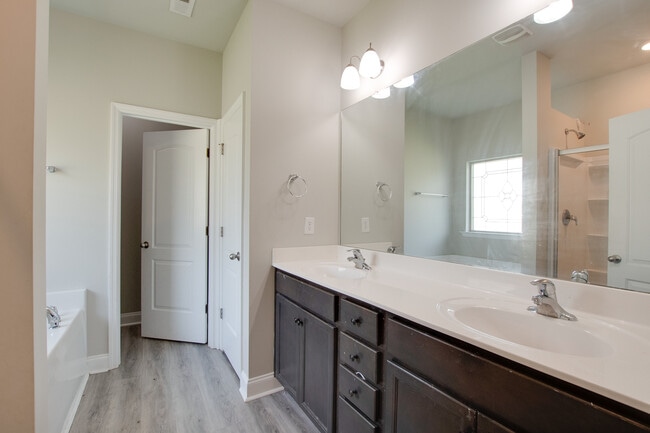 Building Photo - 150 Shrewsberry Dr