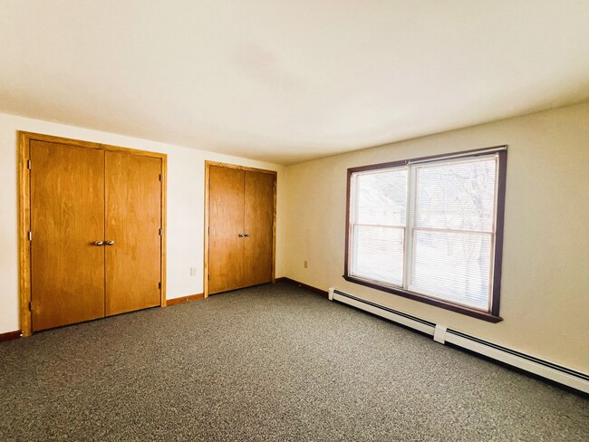 Building Photo - Spacious & Updated 2-Bedroom Apartment in ...