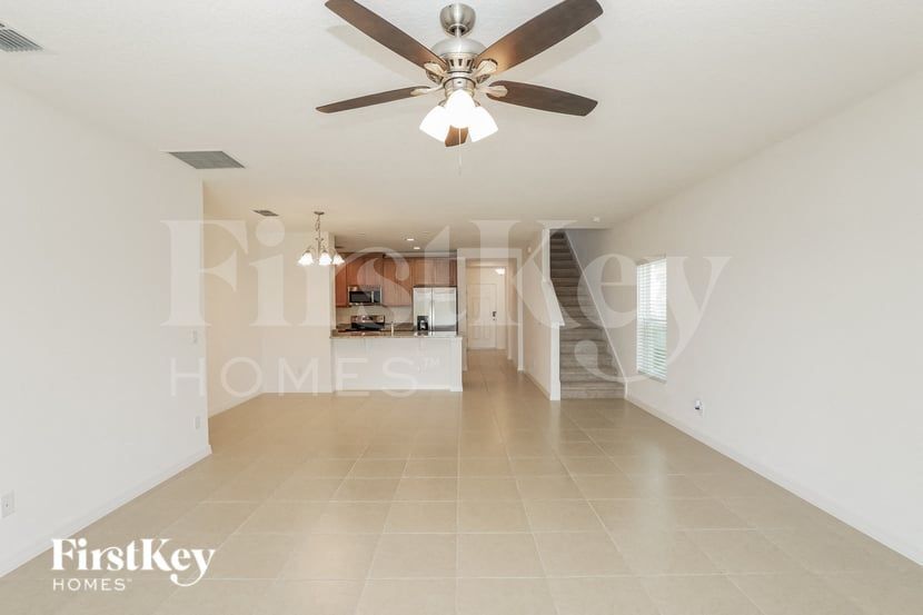 Building Photo - 5086 Royal Point Ave