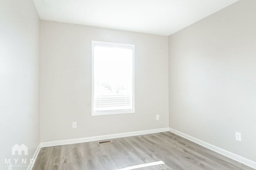 Building Photo - 30 Crestbrook Dr