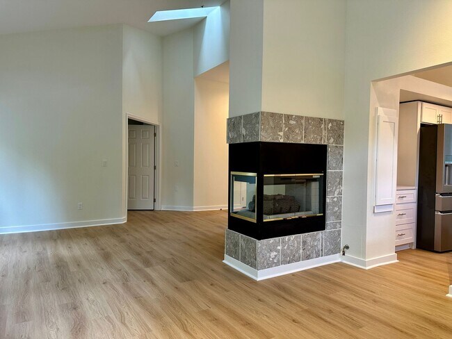 Building Photo - Beautiful 2 bed/2 Bath townhouse in Kenmore