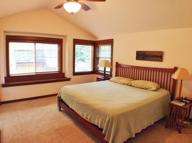 Building Photo - Bright and Sunny Townhouse