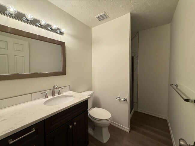 Building Photo - Stunning 3 Bed, 2 Bath Home near Riverside...