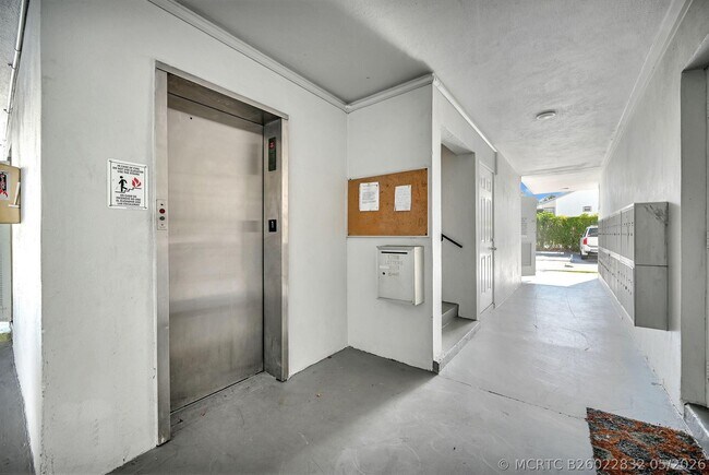 Building Photo - 400 SE 10th St