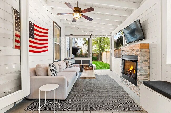 Building Photo - Great price for a huge house! CHARMING Sylvan Heights home 4 Bed 4 Bath. Beautiful private backya...