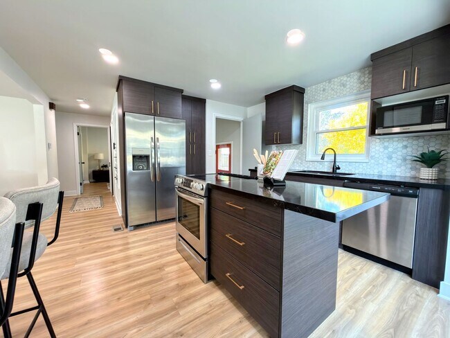 Building Photo - 1023 E Millbert Ave