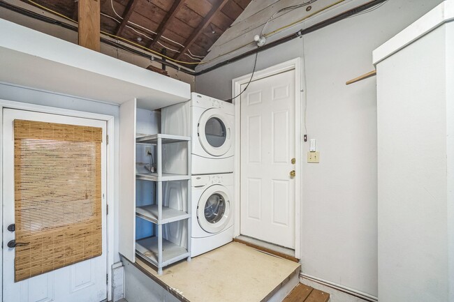 Building Photo - 345 NE 9th Pl