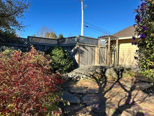 Building Photo - 1 Bedroom, 1 Bath Duplex – Sunny McKinleyville