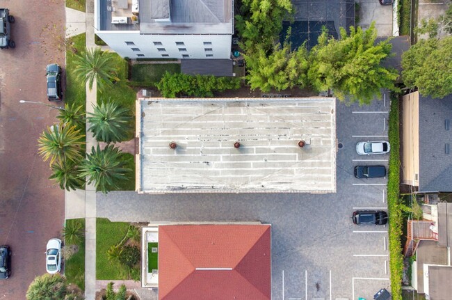 Building Photo - Villas of Lake Eola Condo