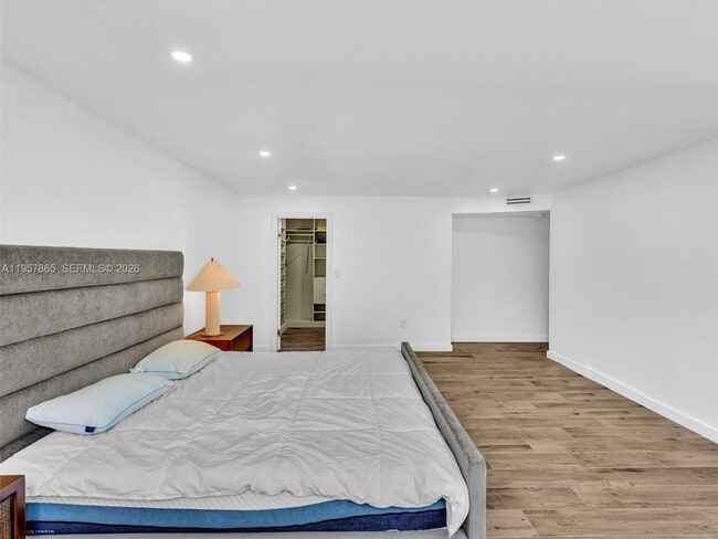 Building Photo - 10000 W Bay Harbor Dr