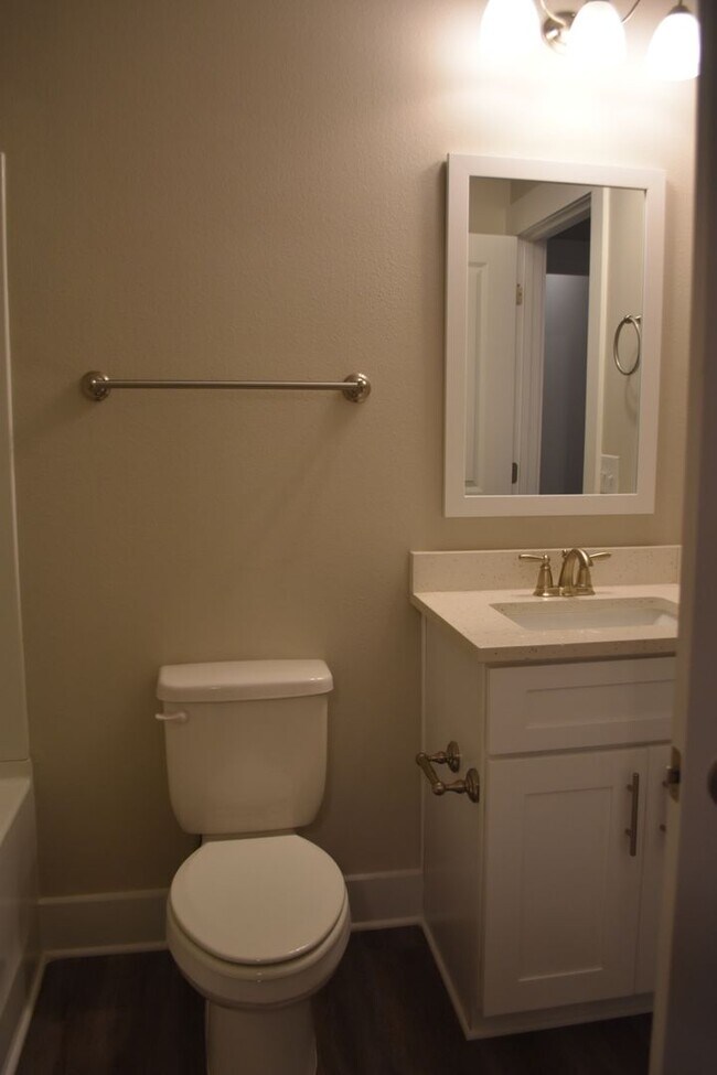 Building Photo - Available June 1 Three Bedroom Townhouse a...