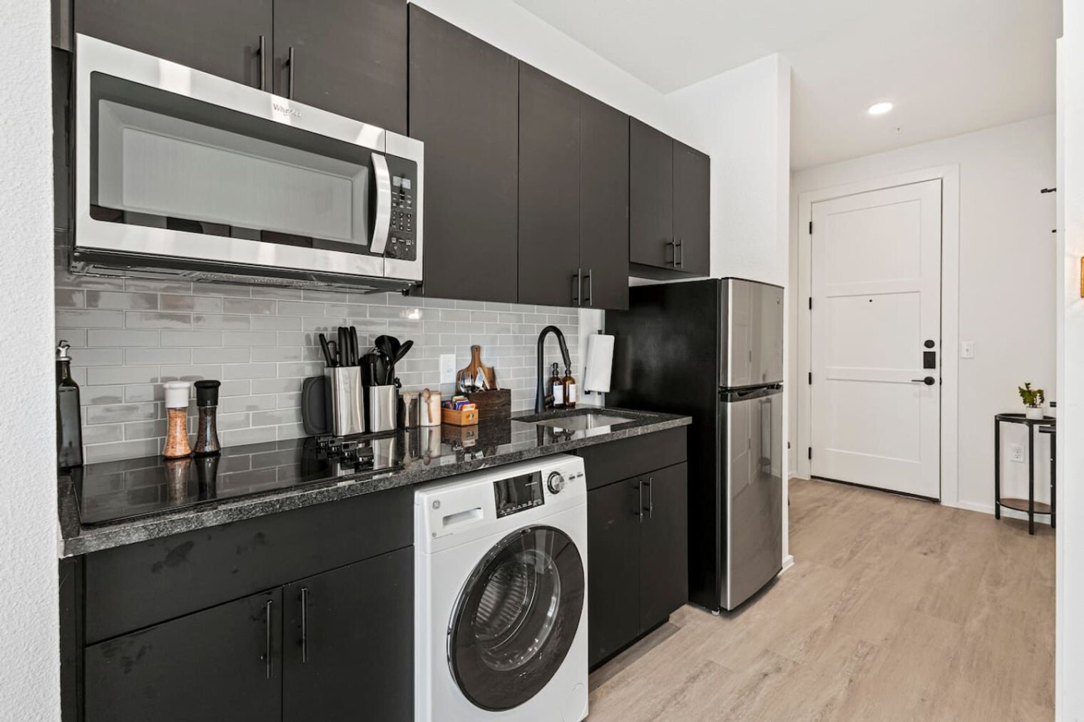 Building Photo - 596 W 9th St