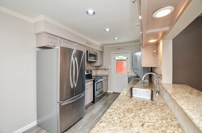 Building Photo - 13074 Trail Hollow Dr