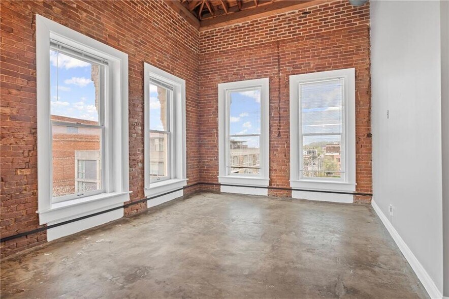 Building Photo - 113 W 5th St