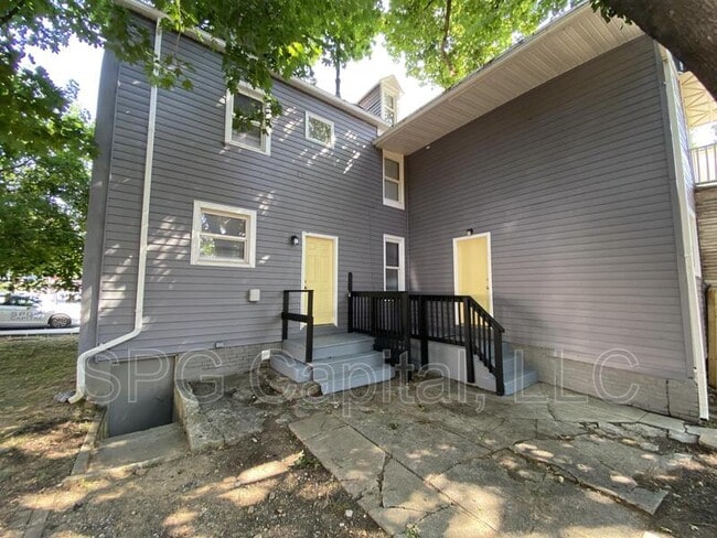 Building Photo - 402 E King St